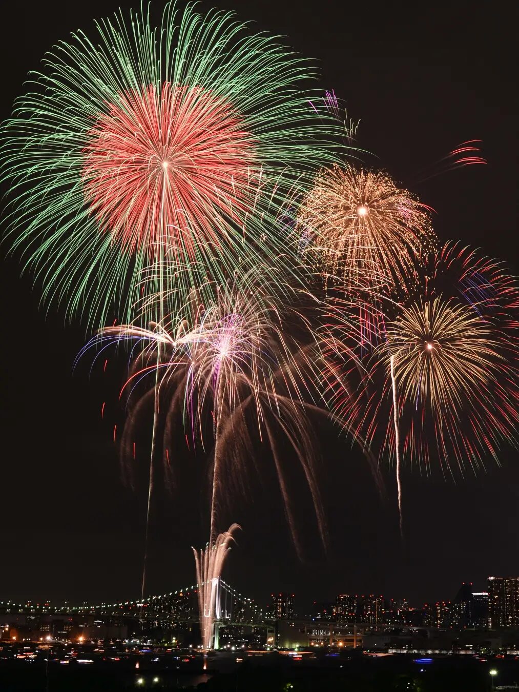 中央区制80周年記念・港区政80周年記念 東京湾大華火祭|10月24日(土)に東京港晴海埠頭沖海上で開催!約12,000発が打ち上がる花火大会